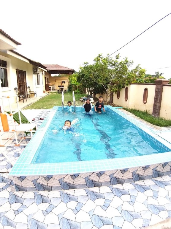 Achutra Guesthouse Pool © Letsgoholiday.my